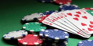 Kinh nghiệm chơi poker bất bại là đọc bài đối thủ